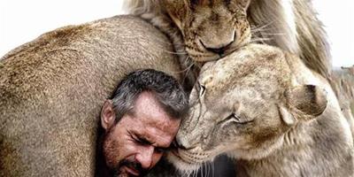 攝影師把自己關籠子裡拍攝一群獅子，但籠子外出現一個人讓他吃驚
