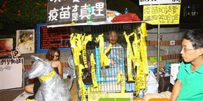 臺灣男子抗議當局撲殺貓狗將自己關進狗籠絕食