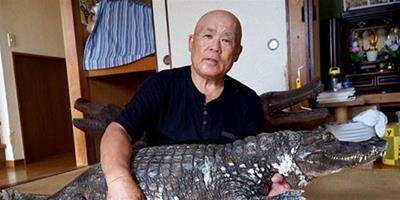 男子養鱷魚當寵物34年 每日幫其刷牙