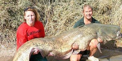 英國盲女釣到世界最大鯰魚