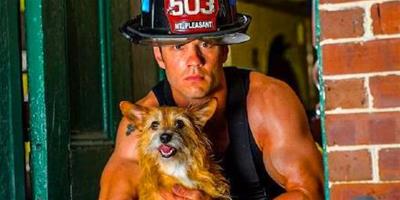 美消防員和被遺棄寵物一起拍慈善日曆