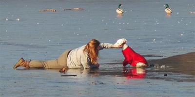 英女子勇敢爬上半結冰湖面搶救寵物