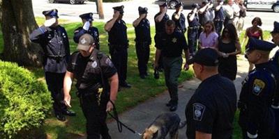 美國重病警犬被安樂死，員警莊嚴列隊敬禮送別