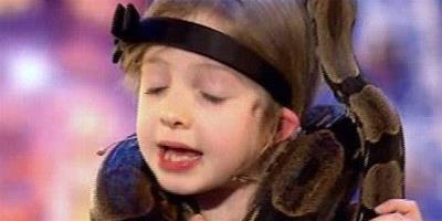 英國7歲女孩脖纏蟒蛇參加達人秀嚇壞評委