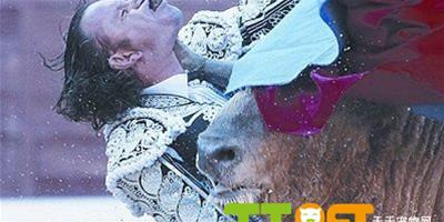 西班牙著名鬥牛士被公牛刺穿了咽喉