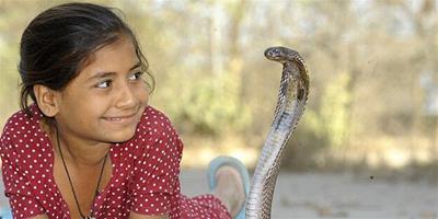 印度11歲女孩把眼鏡蛇當寵物同食同寢
